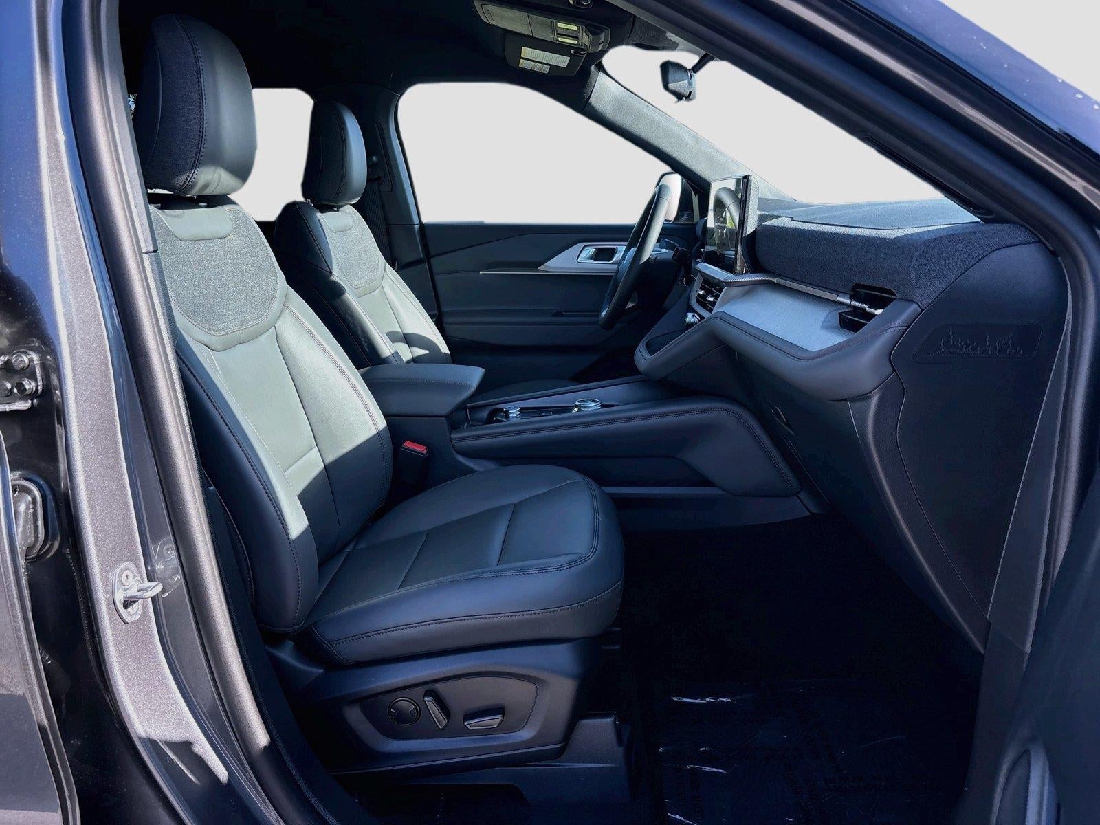 2027 Ford Explorer Active w/200A Pkg