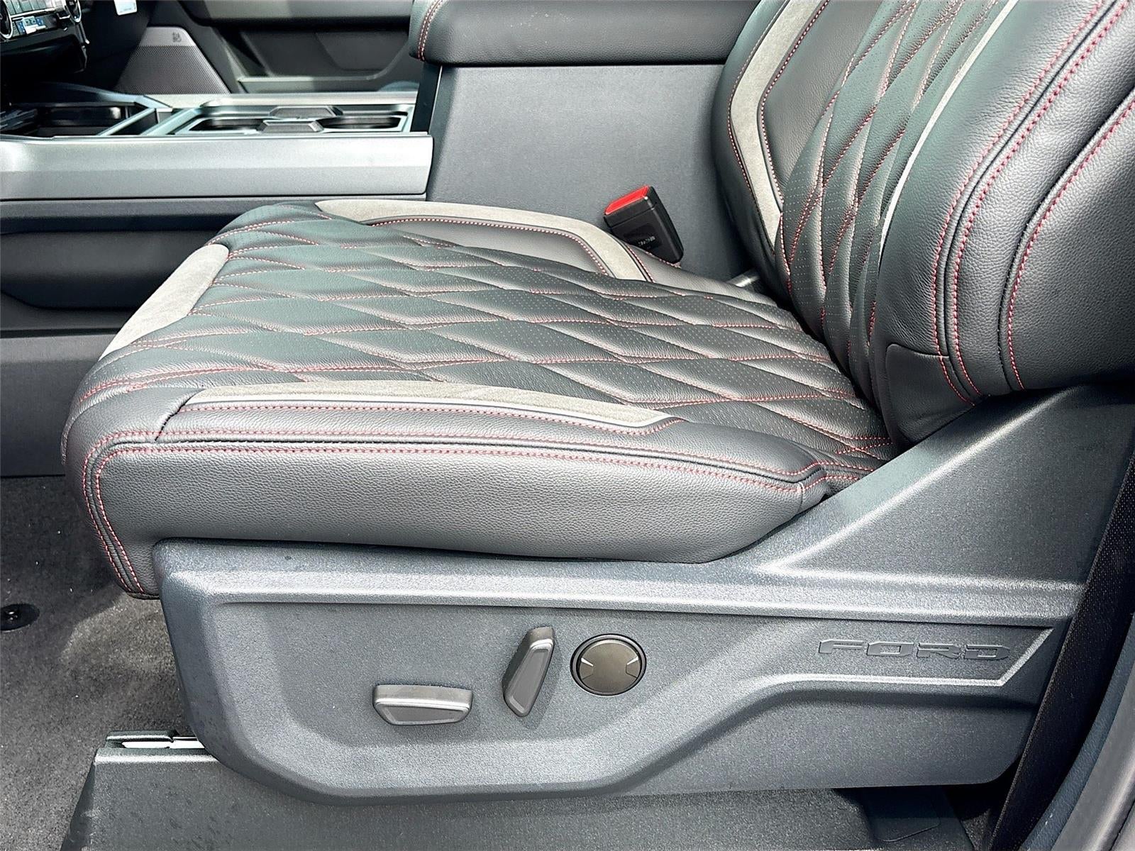 2026 Ford Super Duty F-250 SRW LARIAT Black Widow