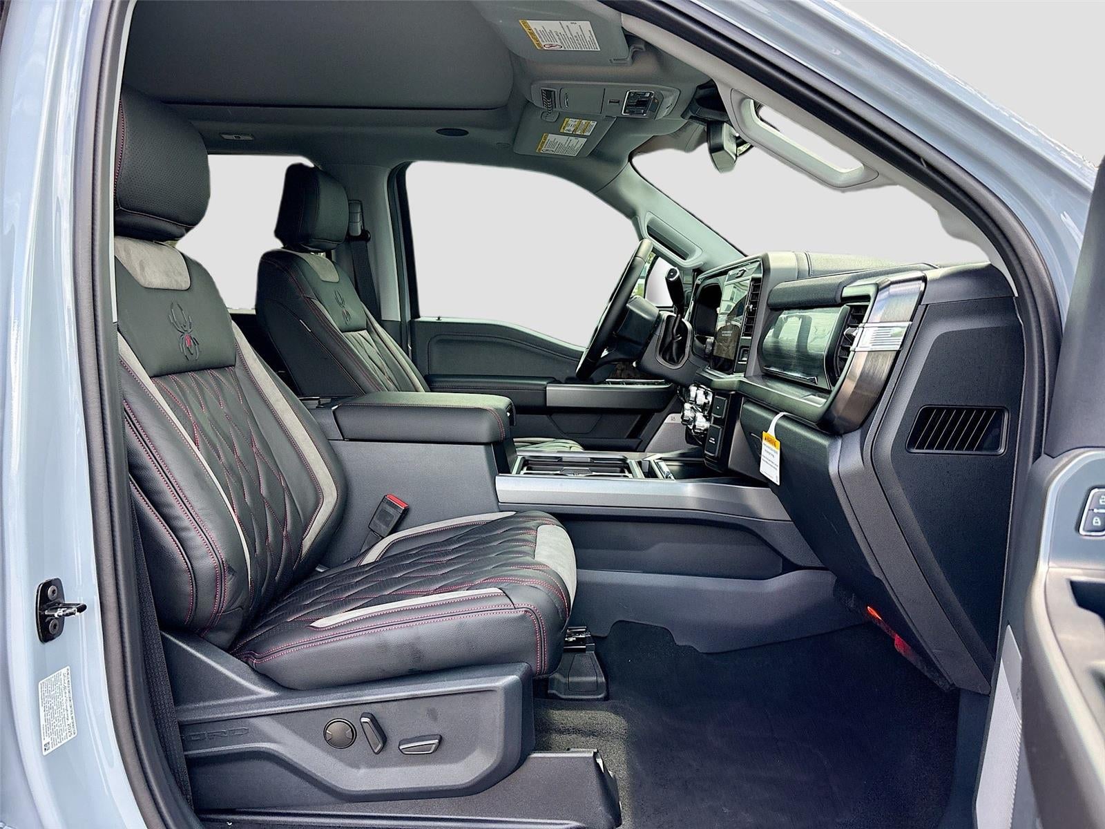 2026 Ford Super Duty F-250 SRW LARIAT Black Widow