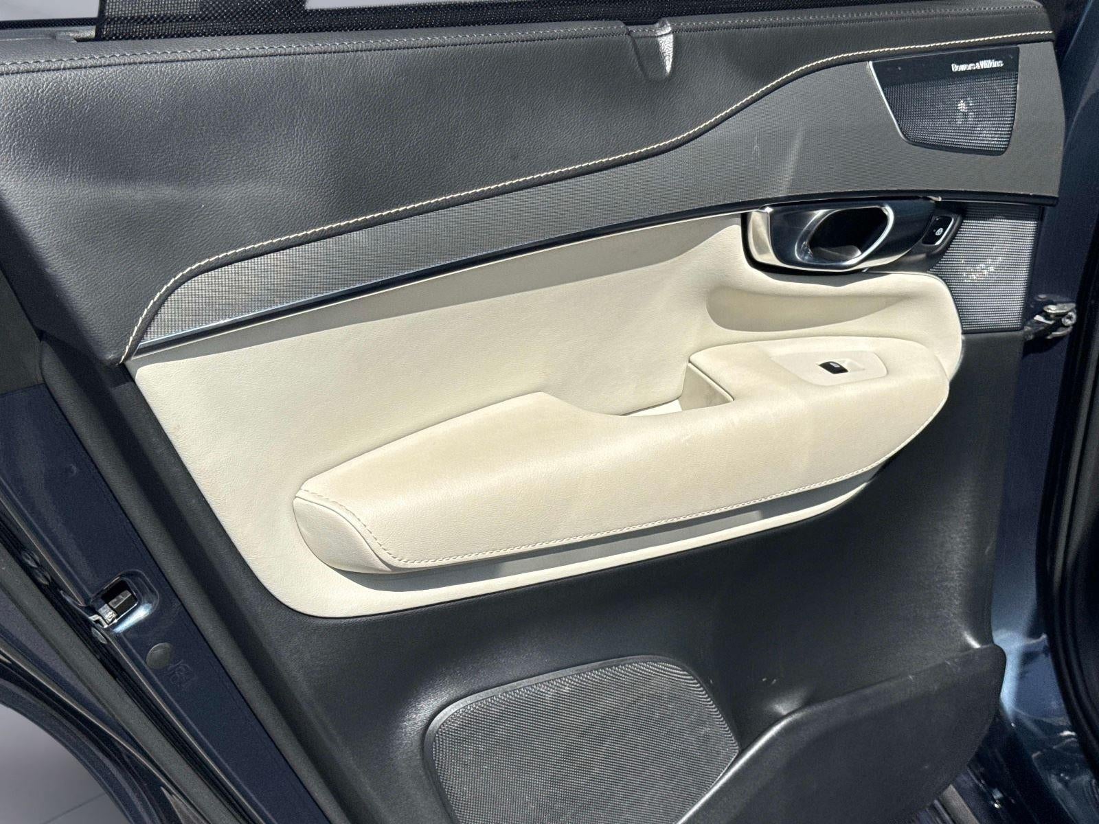 2022 Volvo XC90 Recharge Plug-In Hybrid R-Design